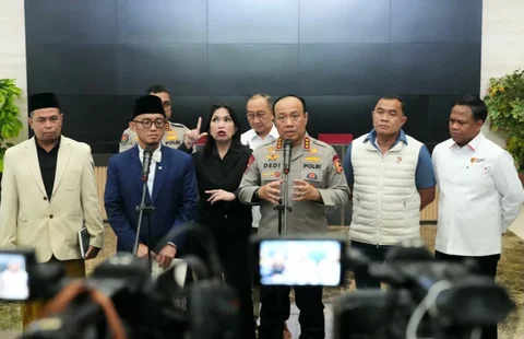 Wakapolri Dedi Prasetyo bertemu Wakil Menteri Haji dan Umrah RI Dahnil Anzar Simanjuntak di Bareskrim Polri, Jakarta, Kamis (30/4/2026),