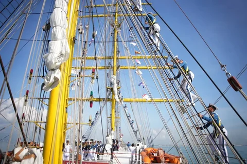 Kapal layar latih TNI Angkatan Laut KRI Bima Suci tiba dan bersandar di Dermaga Changi Naval Base, Singapura,, Kamis (30/04/2026).