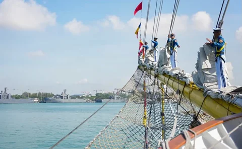 Kapal layar latih TNI Angkatan Laut KRI Bima Suci tiba dan bersandar di Dermaga Changi Naval Base, Singapura,, Kamis (30/04/2026).