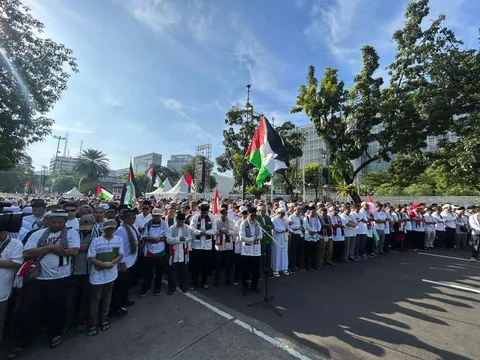 Peserta melakukan shalat gaib saat  Aksi Berjuta Doa untuk Syuhada di seberang Kedutaan Besar Amerika Serikat, Jakarta, Minggu (05/04/2026).