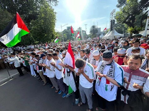 Peserta melakukan shalat gaib saat  Aksi Berjuta Doa untuk Syuhada di seberang Kedutaan Besar Amerika Serikat, Jakarta, Minggu (05/04/2026).