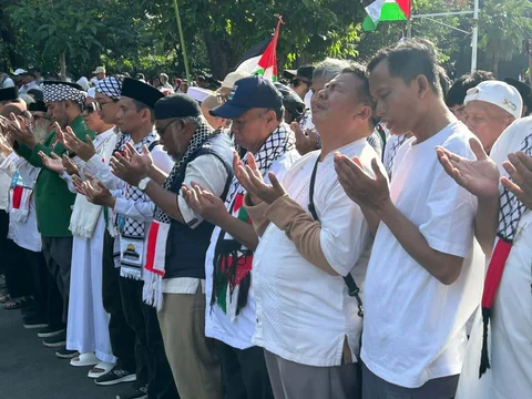 Peserta melakukan shalat gaib saat  Aksi Berjuta Doa untuk Syuhada di seberang Kedutaan Besar Amerika Serikat, Jakarta, Minggu (05/04/2026).
