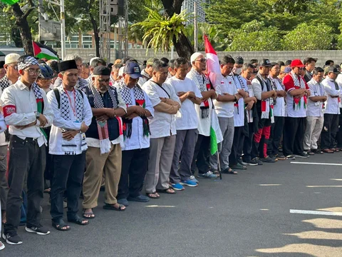 Peserta melakukan shalat gaib saat  Aksi Berjuta Doa untuk Syuhada di seberang Kedutaan Besar Amerika Serikat, Jakarta, Minggu (05/04/2026).