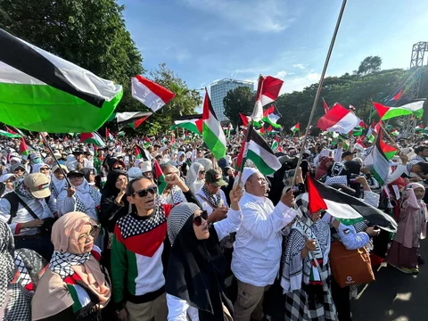 Peserta mengikuti Aksi Berjuta Doa untuk Syuhada di seberang Kedutaan Besar Amerika Serikat, Jakarta, Minggu (05/04/2026).