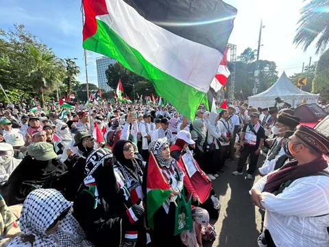 Peserta mengikuti Aksi Berjuta Doa untuk Syuhada di seberang Kedutaan Besar Amerika Serikat, Jakarta, Minggu (05/04/2026).