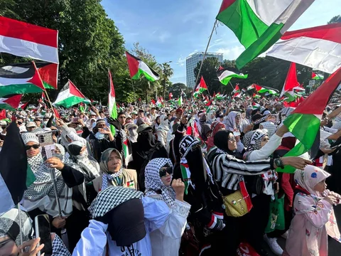 Peserta mengikuti Aksi Berjuta Doa untuk Syuhada di seberang Kedutaan Besar Amerika Serikat, Jakarta, Minggu (05/04/2026).
