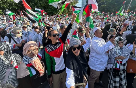Peserta mengikuti Aksi Berjuta Doa untuk Syuhada di seberang Kedutaan Besar Amerika Serikat, Jakarta, Minggu (05/04/2026).