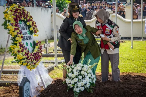 Istri mendiang Kopda (Anm) Farizal Rhomadhon, Fafa Nur Azila menangis saat upacara pemakaman di TMP Giripeni, Wates, Kulonprogo, DI Yogyakarta, Minggu (05/04/2026).