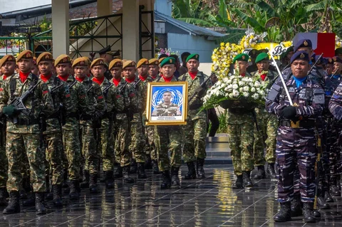 Personel TNI mengusung peti jenazah Kopda (Anm) Farizal Rhomadhon saat prosesi pemakaman di TMP Giripeni, Wates, Kulonprogo, DI Yogyakarta, Minggu (5/4/2026)