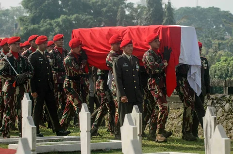 Prajurit TNI membawa peti jenazah Mayor Infanteri (Anm) Zulmi Aditya Iskandar untuk dimakamkan di Taman Makam Pahlawan (TMP) Cikutra, Bandung, Jawa Barat, Minggu (5/4/2026)