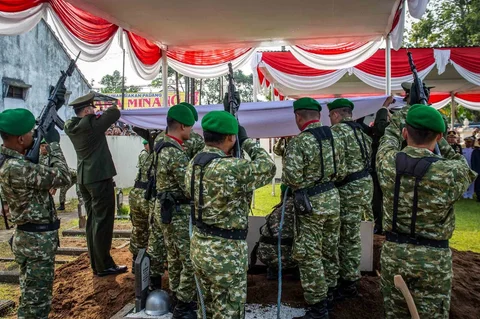 Personel TNI menurunkan peti jenazah Kopda (Anm) Farizal Rhomadhon saat prosesi pemakaman di TMP Giripeni, Wates, Kulonprogo, DI Yogyakarta, Minggu (5/4/2026)