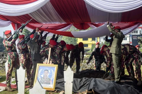 Personel TNI menurunkan peti jenazah Kopda (Anm) Farizal Rhomadhon saat prosesi pemakaman di TMP Giripeni, Wates, Kulonprogo, DI Yogyakarta, Minggu (5/4/2026)