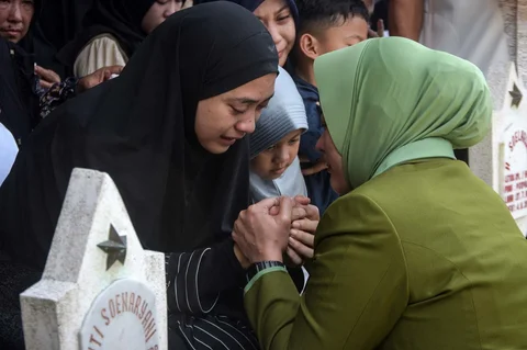 Isteri mendiang Mayor Infanteri (Anm) Zulmi Aditya Iskandar menangis saat pemakaman di Taman Makam Pahlawan (TMP) Cikutra, Bandung, Jawa Barat, Minggu (5/4/2026).