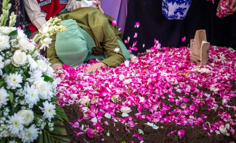 Istri mendiang Kopda (Anm) Farizal Rhomadhon, Fafa Nur Azila menangis saat upacara pemakaman di TMP Giripeni, Wates, Kulonprogo, DI Yogyakarta, Minggu (05/04/2026).