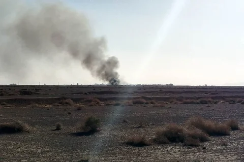 Asap mengepul yang dilaporkan berasal dari lokasi jatuhnya pesawat yang menjadi sasaran di Iran tengah. Sabtu (05/04/2026).