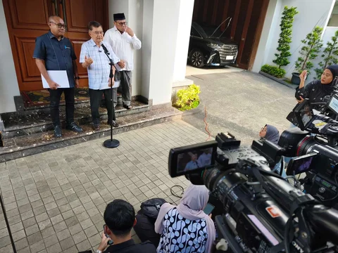 Wapres RI ke 10 dan 12 Jusuf Kalla (JK) memberikan keterangan kepada wartawan perihal aspek hukum pencemaran nama baik, di Jalan Brawijaya, Jakarta, Minggu (05/04/2026).