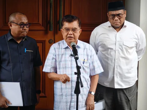 Wapres RI ke 10 dan 12 Jusuf Kalla (JK) memberikan keterangan kepada wartawan perihal aspek hukum pencemaran nama baik, di Jalan Brawijaya, Jakarta, Minggu (05/04/2026).