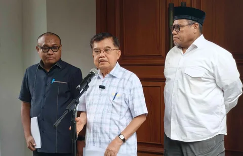 Wapres RI ke 10 dan 12 Jusuf Kalla (JK) memberikan keterangan kepada wartawan perihal aspek hukum pencemaran nama baik, di Jalan Brawijaya, Jakarta, Minggu (05/04/2026).