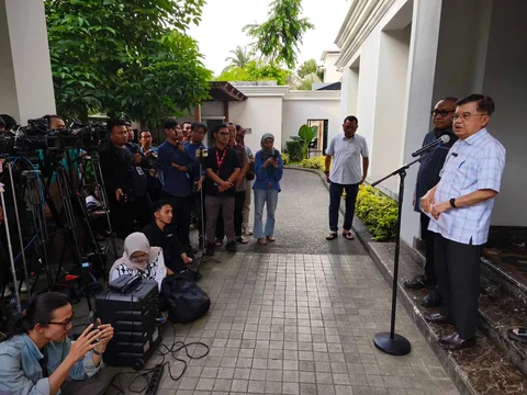 Wapres RI ke 10 dan 12 Jusuf Kalla (JK) memberikan keterangan kepada wartawan perihal aspek hukum pencemaran nama baik, di Jalan Brawijaya, Jakarta, Minggu (05/04/2026).