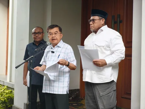 Wapres RI ke 10 dan 12 Jusuf Kalla (JK) memberikan keterangan kepada wartawan perihal aspek hukum pencemaran nama baik, di Jalan Brawijaya, Jakarta, Minggu (05/04/2026).