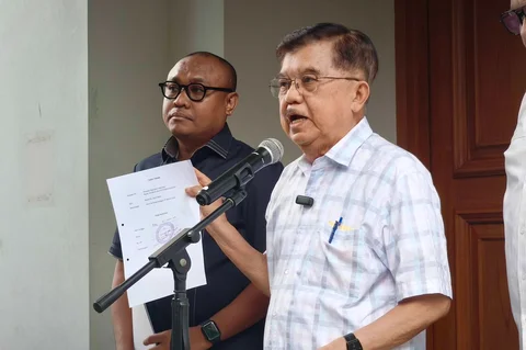 Wapres RI ke 10 dan 12 Jusuf Kalla (JK) memberikan keterangan kepada wartawan perihal aspek hukum pencemaran nama baik, di Jalan Brawijaya, Jakarta, Minggu (05/04/2026).