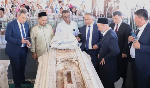 Bupati Gresik Dampingi Gubernur Samarkand Uzbekistan Ziarah ke Makam Maulana Malik Ibrahim