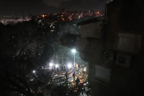 Pasukan keamanan Israel dan tim penyelamat bekerja di tengah reruntuhan bangunan tempat tinggal yang dihantam rudal Iran di Haifa, Israel, Minggu (05/04/2026).