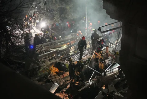 Pasukan keamanan Israel dan tim penyelamat bekerja di tengah reruntuhan bangunan tempat tinggal yang dihantam rudal Iran di Haifa, Israel, Minggu (05/04/2026).