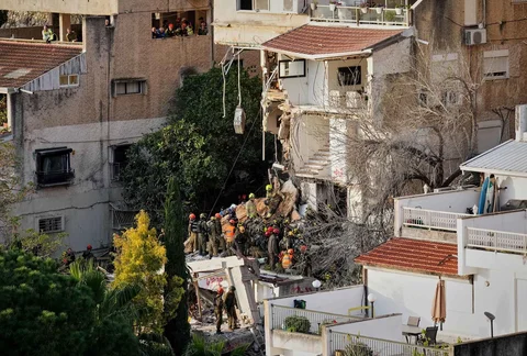 Pasukan keamanan Israel dan tim penyelamat bekerja di tengah reruntuhan bangunan tempat tinggal yang dihantam rudal Iran di Haifa, Israel, Senin (06/04/2026).