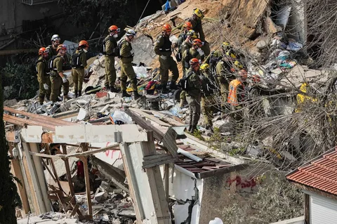 Pasukan keamanan Israel dan tim penyelamat bekerja di tengah reruntuhan bangunan tempat tinggal yang dihantam rudal Iran di Haifa, Israel, Senin (06/04/2026).