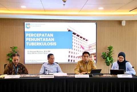 Wamendagri Akhmad Wiyagus saat konferensi pers Hari Tuberkulosis Sedunia 2026 di Kantor Kementerian Kesehatan