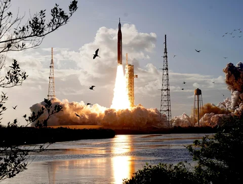 Roket bulan Artemis II milik NASA lepas landas dari Landasan Peluncuran 39-B Pusat Luar Angkasa Kennedy di Cape Canaveral, Florida, Amerika Serikat, Rabu (01/04/2026).