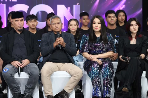 Deputy Director Programming SCTV Banardi Rachmad didampingi Musisi Ahmad Dhani (kiri) dan penyanyi Titi DJ (kanan) saat konpers The Icon Indonesia di Studio Lantai 8 SCTV Tower. Jakarta, Senin (06/04/2026).