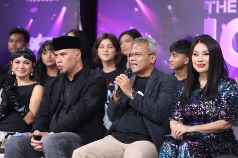 Deputy Director Programming SCTV Banardi Rachmad didampingi Musisi Ahmad Dhani (kiri) dan penyanyi Titi DJ saat konpers The Icon Indonesia di Studio Lantai 8 SCTV Tower. Jakarta, Senin (06/04/2026).