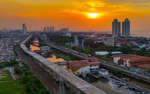 Foto udara memperlihatkan suasana pembangunan Jalan Tol Harbour Road II (HBR II) ruas Ancol Timur&ndash;Pluit menjelang matahari terbenam di kawasan Ancol, Jakarta Utara, Senin (06/04/2026).