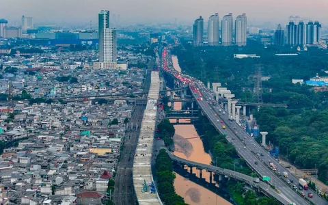 Foto udara memperlihatkan suasana pembangunan Jalan Tol Harbour Road II (HBR II) ruas Ancol Timur&ndash;Pluit menjelang matahari terbenam di kawasan Ancol, Jakarta Utara, Senin (06/04/2026).
