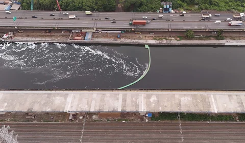 Foto udara memperlihatkan suasana pembangunan Jalan Tol Harbour Road II (HBR II) ruas Ancol Timur&ndash;Pluit menjelang matahari terbenam di kawasan Ancol, Jakarta Utara, Senin (06/04/2026).
