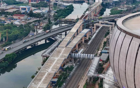 Foto udara memperlihatkan suasana pembangunan Jalan Tol Harbour Road II (HBR II) ruas Ancol Timur&ndash;Pluit menjelang matahari terbenam di kawasan Ancol, Jakarta Utara, Senin (06/04/2026).