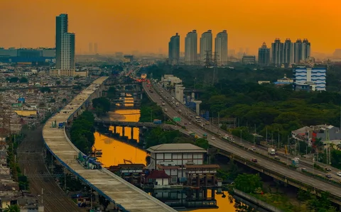 Foto udara memperlihatkan suasana pembangunan Jalan Tol Harbour Road II (HBR II) ruas Ancol Timur&ndash;Pluit menjelang matahari terbenam di kawasan Ancol, Jakarta Utara, Senin (06/04/2026).