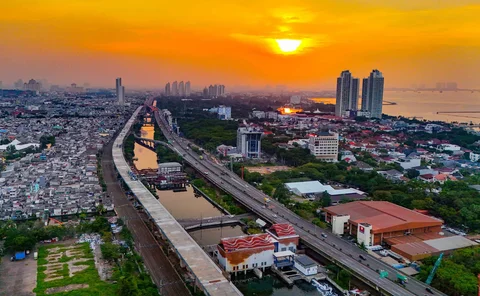 Foto udara memperlihatkan suasana pembangunan Jalan Tol Harbour Road II (HBR II) ruas Ancol Timur&ndash;Pluit menjelang matahari terbenam di kawasan Ancol, Jakarta Utara, Senin (06/04/2026).