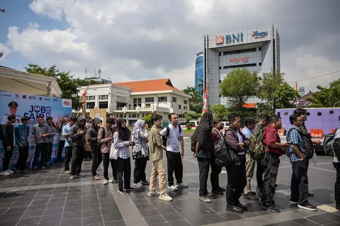 Para pencari kerja mengantre untuk mendaftar pada kegiatan Job Fair Surabaya Industrial & Labour Festival (SIL) 2026 di Balai Pemuda Surabaya, Selasa (07/04/2026).