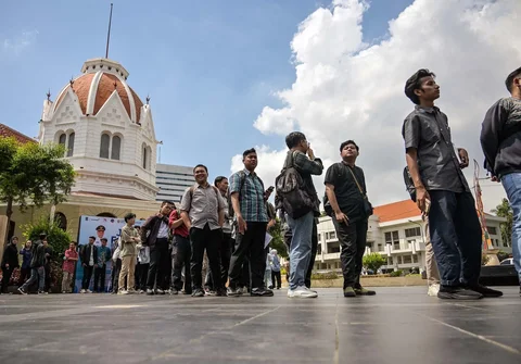 Para pencari kerja mengantre untuk mendaftar pada kegiatan Job Fair Surabaya Industrial & Labour Festival (SIL) 2026 di Balai Pemuda Surabaya, Selasa (07/04/2026).