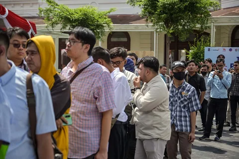 Para pencari kerja mengantre untuk mendaftar pada kegiatan Job Fair Surabaya Industrial & Labour Festival (SIL) 2026 di Balai Pemuda Surabaya, Selasa (07/04/2026).