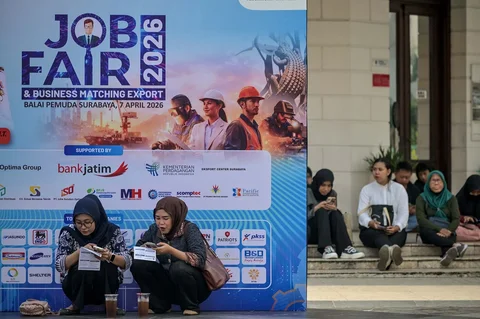 Para pencari kerja mendaftar melalui ponsel mereka pada kegiatan Job Fair Surabaya Industrial & Labour Festival (SIL) 2026 di Balai Pemuda Surabaya, Selasa (07/04/2026).