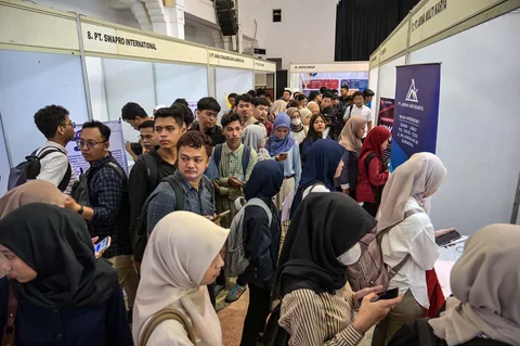 Pencari kerja mendaftar pada kegiatan Job Fair Surabaya Industrial & Labour Festival (SIL) 2026 di Balai Pemuda Surabaya, Selasa (07/04/2026).