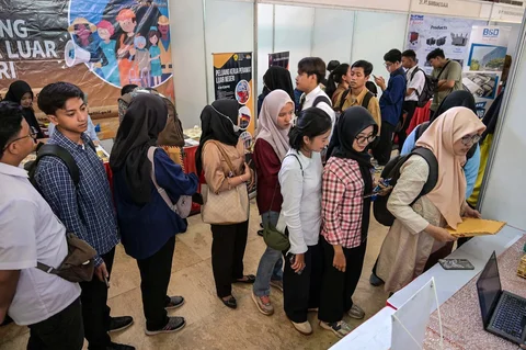Pencari kerja mendaftar pada kegiatan Job Fair Surabaya Industrial & Labour Festival (SIL) 2026 di Balai Pemuda Surabaya, Selasa (07/04/2026).