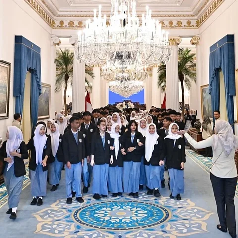 Anak Sekolah Kunjungi Istana