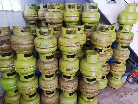 Nampak tumpukan gas LPG 3 kg di salah satu pangkalan gas di Garut, Jawa Barat. Pertamina memastikan pasokan gas bersubsidi cukup tersedia selama ramadan berlangsung tahun ini. (Liputan6.com/Jayadi Supriadin)