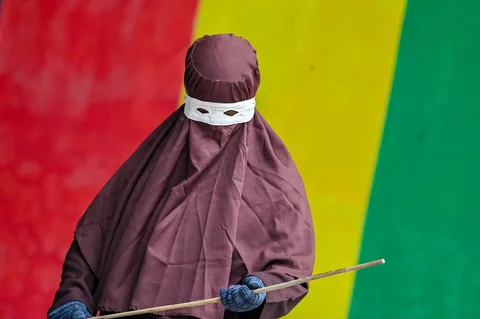 Algojo bersiap  mengeksekusi cambuk terpidana pelanggar peraturan daerah (qanun) tentang hukum syariat Islam di Panggung Taman Bustanussalatin, Banda Aceh, Aceh, Selasa (07/04/2026).