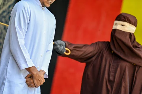 Algojo mengeksekusi cambuk terpidana pelanggar peraturan daerah (qanun) tentang hukum syariat Islam di Panggung Taman Bustanussalatin, Banda Aceh, Aceh, Selasa (07/04/2026).